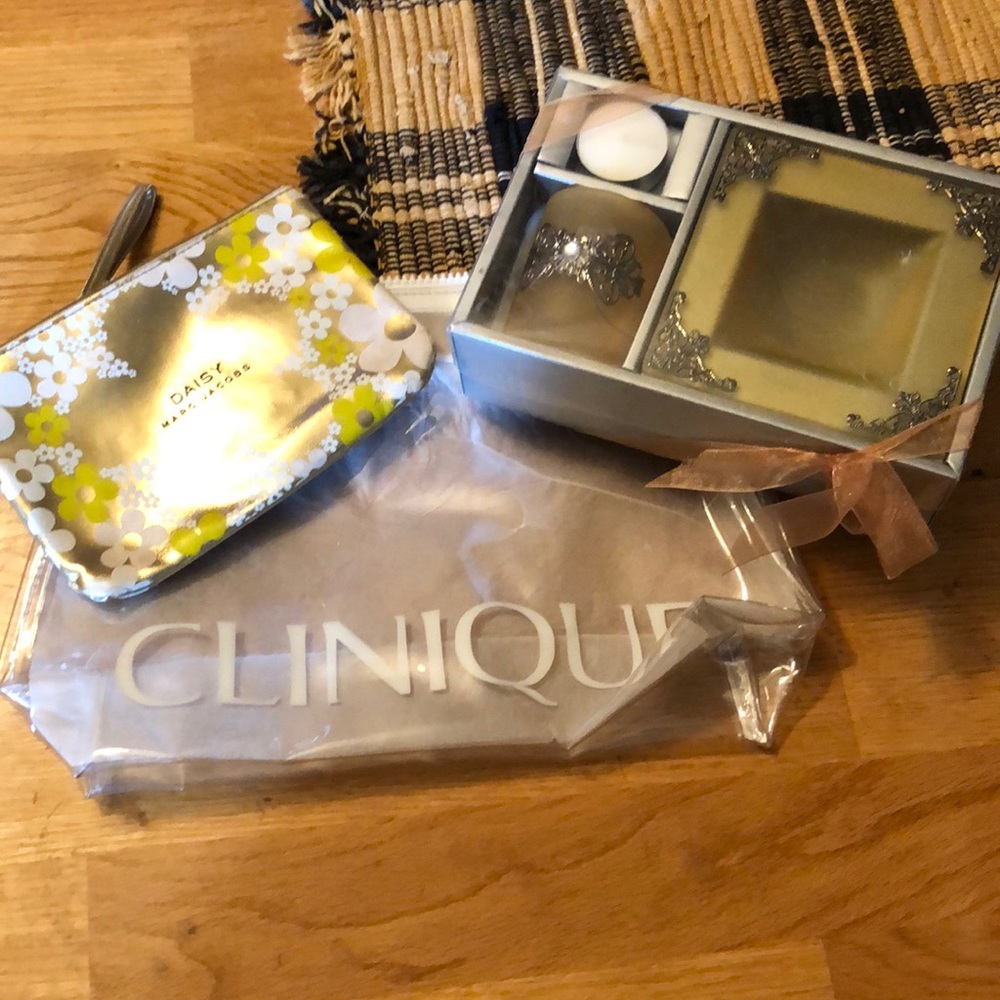 Lot (3 Items)